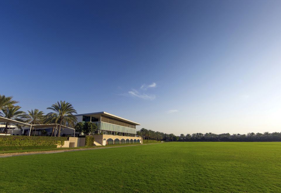 멜리아 데저트 팜 두바이의 아름다운 야외 수영장 이미지