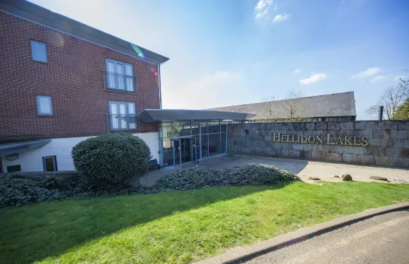 赫爾利頓湖酒店