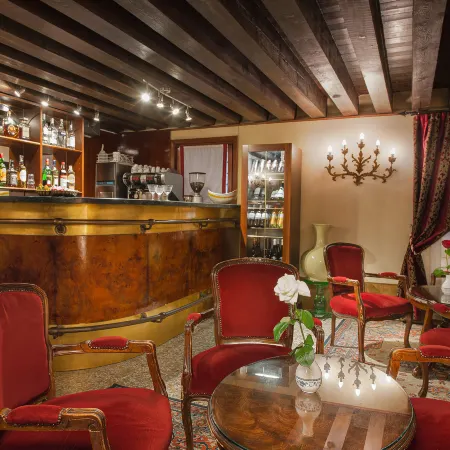 Residenza d'Epoca San Cassiano Отели рядом с достопримечательностью «Сан-Марко»