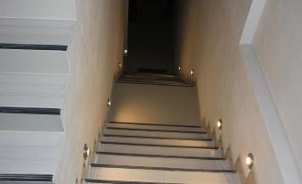1. Hotel Va..