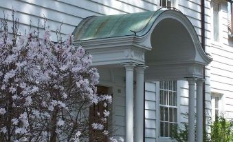 Four Mounds Inn