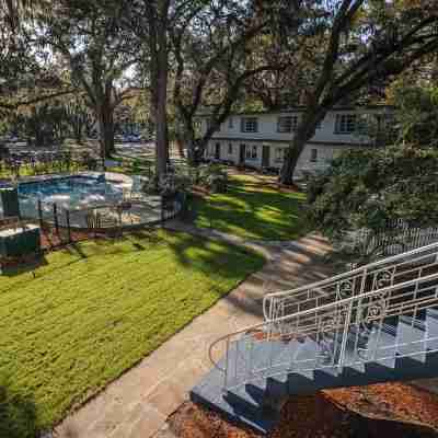 Queen's Court Inn Hotel Exterior