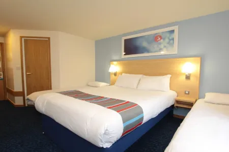 Travelodge Cambridge Fourwentways Отели рядом с достопримечательностью «TWI Ltd»