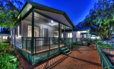 Mandalay Holiday Resort and Tourist Park Отели рядом с достопримечательностью «Залив Джограф»