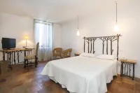 Logis Hôtels - Hôtel Restaurant du Midi Hotels in Cuq-Toulza