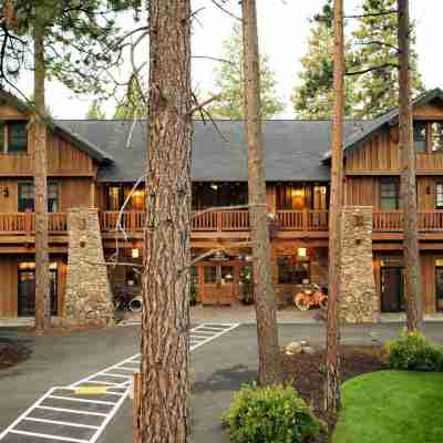 FivePine Lodge Hotel Exterior