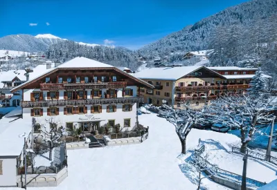 Hotel Weisses Lamm Hotels near Lago di Braies