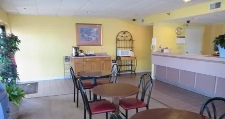 Travel Inn - Lugoff Отели рядом с достопримечательностью «Kendall Lake Park»