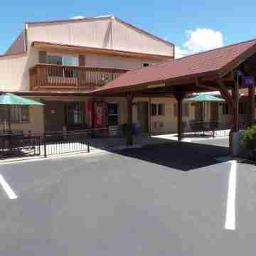 Kinnikinnik Motor Lodge Hotel Exterior