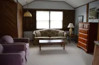Kennebunk Gallery Motel and Cottages Hotels in Sanford
