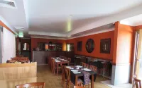 Emerald Gardens Motel & Apartments - breakfast