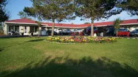 Blue Jay Motel - parking