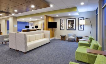 Holiday Inn Express & Suites Parkersburg East