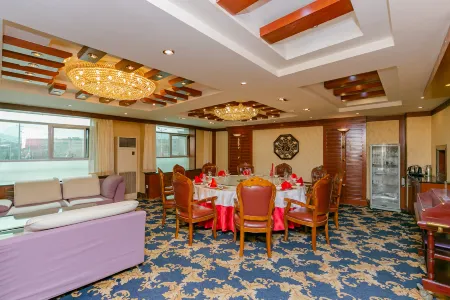 Pingliang Longdong Pearl Hotel (Gansu Medical College TiYu Park) Отели рядом с достопримечательностью «Liuhu Park»