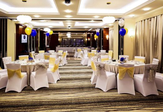 Majlis Grand Mercure Residence Abu Dhabi의 잘 정돈된 객실 사진입니다.