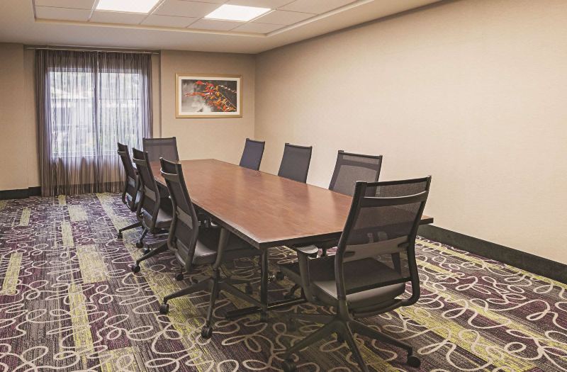 La Quinta Inn & Suites by Wyndham Fort Worth City View photo 3