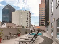 La Quinta Inn & Suites by Wyndham New Orleans Downtown - موقف سيارات