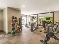 La Quinta Inn & Suites by Wyndham Cleveland - Airport North