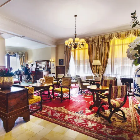 International au Lac Historic Lakeside Hotel