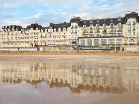 Mercure Cabourg Hôtel & Spa Отели рядом с достопримечательностью «Plage de Cabourg»