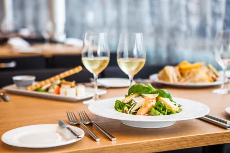 Park Inn by Radisson Central Tallinn Отели рядом с достопримечательностью «Passenger Terminal D»