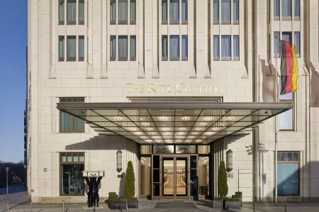 The Ritz-Carlton, Berlin Отели рядом с достопримечательностью «Адлон»