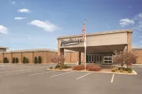 Radisson Hotel and Conference Center Fond du Lac فنادق في فوند دو لاك
