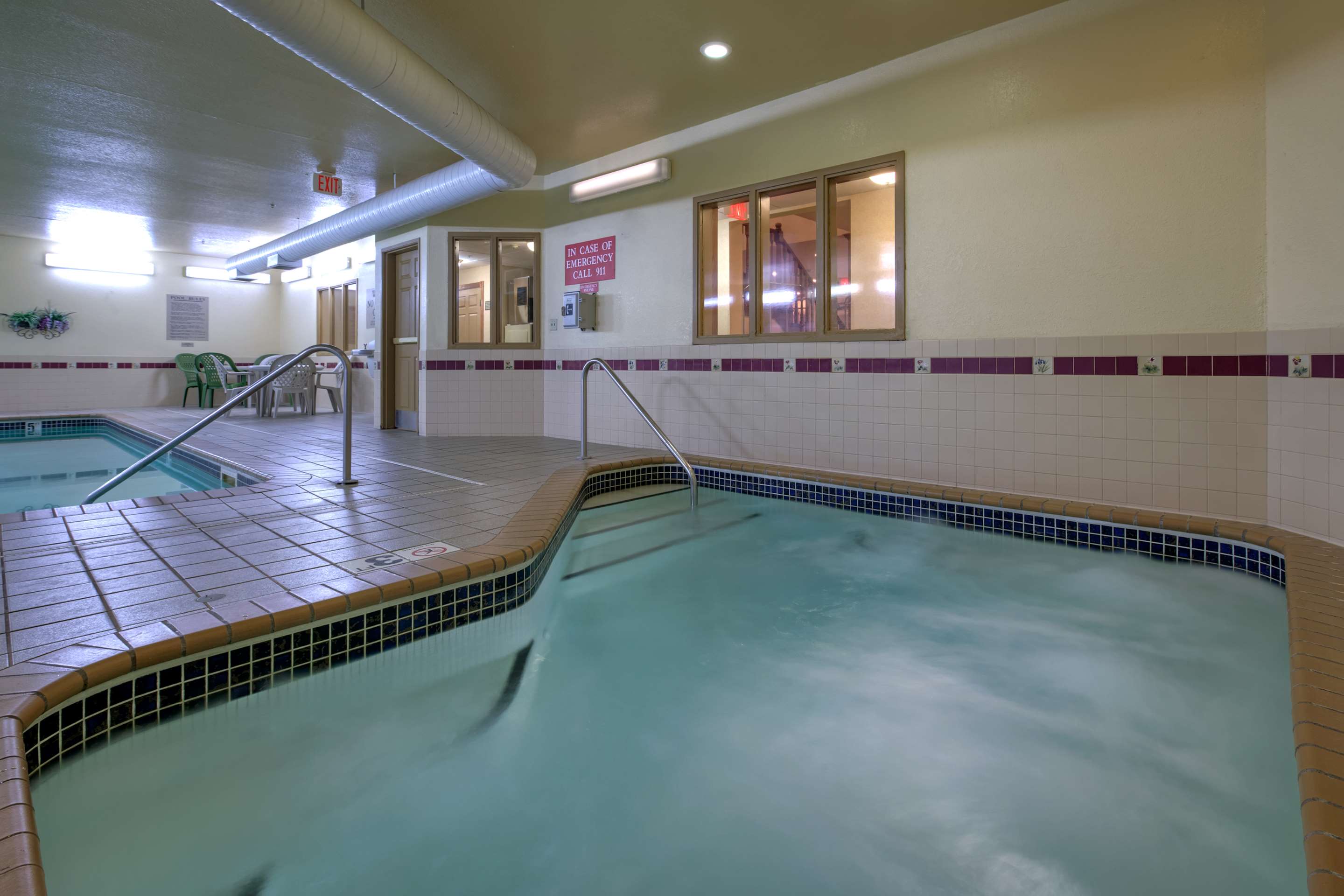 Country Inn & Suites by Radisson, Forest Lake, MN