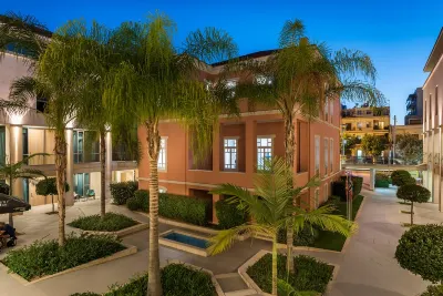 Trianon Luxury Apartments & Suites Hotel a 