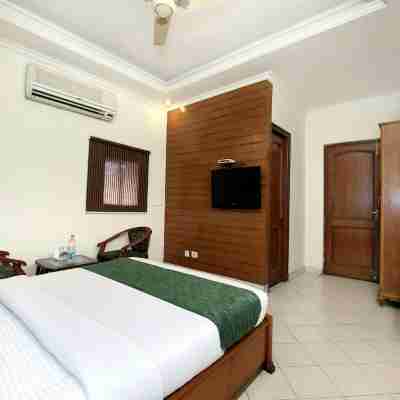 OYO 990 Hotel Paradise Rooms
