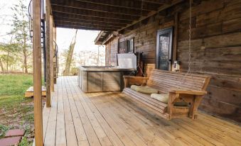 Hilltop Hideaway 3 Bedrooms 2 Bathrooms Cabin