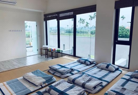 4. 히어 이스 B&..