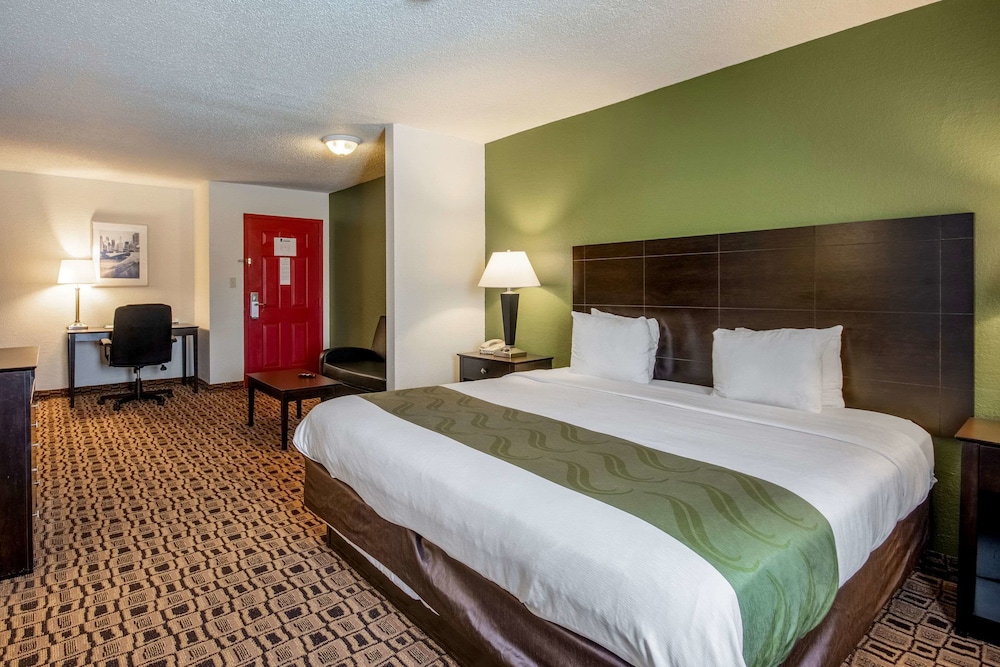 Quality Suites Airport Wichita