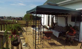 Grabers Green Gables B&B - Housity