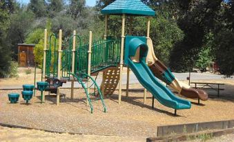 Oakzanita Springs Camping Resort Cottage 4