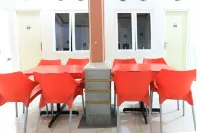 Homestay Babussalam Rungkut Mitra RedDoorz فنادق في Rungkut