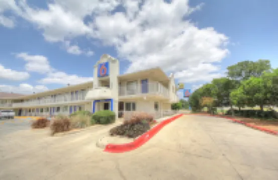 Motel 6 San Antonio, TX Six Flags Fiesta TX/La Cantera Area Các khách sạn ở San Antonio