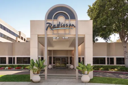 Radisson Hotel Sunnyvale - Silicon Valley Отели рядом с достопримечательностью «Amazon Lab126»