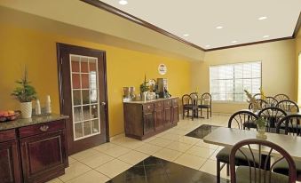 Texas Inn & Suites McAllen at la Plaza Mall and Airport