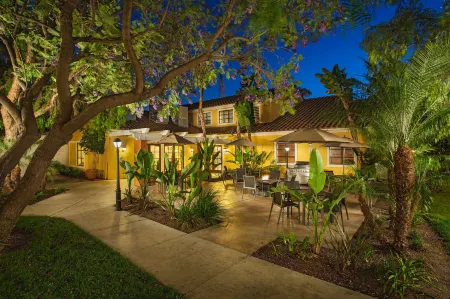 Clementine Hotel & Suites Anaheim Отели рядом с достопримечательностью «Луигис Ролликин Роудстерс»