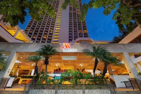 Waikiki Beach Marriott Resort & Spa Отели рядом с достопримечательностью «Lucoral Museum»
