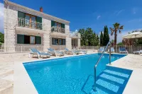 Villa Vjeka Cozy Family Retreat with Heated Pool, Brač Island - Biệt thự