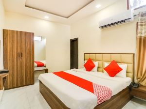 OYO 28789 Hotel Adarsh