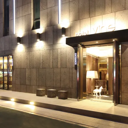 Vine Hotel Отели рядом с достопримечательностью «Торговый центр Garden 5»