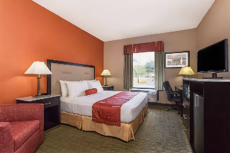 Days Inn & Suites by Wyndham Lakeland