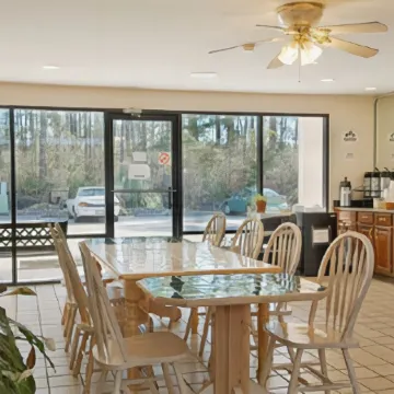 Super 8 by Wyndham Ocean Springs Biloxi