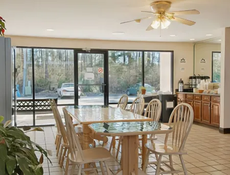 Super 8 by Wyndham Ocean Springs Biloxi