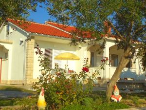 Pretty Apartment with Terrace, Island Rab