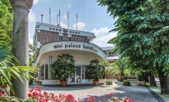 Mini Palace Hotel