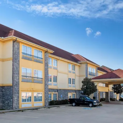 La Quinta Inn & Suites by Wyndham Conway Hotels near Hendrix College